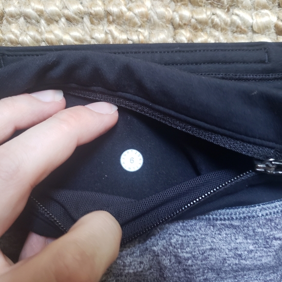 Lululemon shorts grey/black size 6 - Picture 2 of 3
